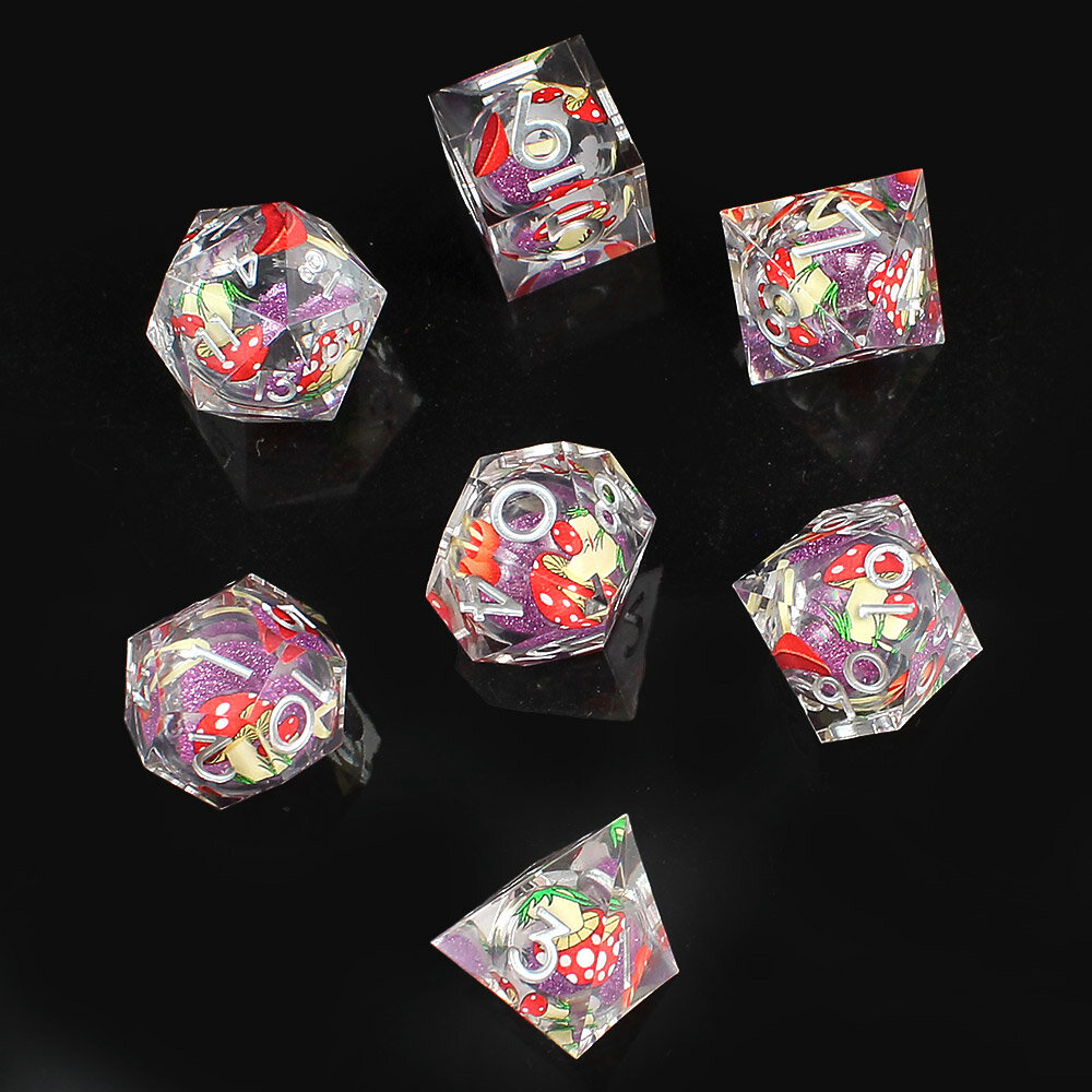 Zestaw 7 przezroczystych kości RPG z żywicy z ilustracjami grzybów i fioletowym płynnym wnętrzem | Kości Liquid Core Mystic Shrooms Lume Design