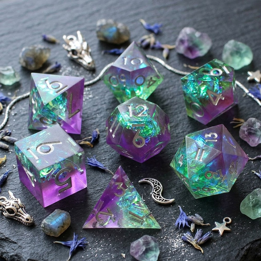 Zestaw 7 kości RPG z przezroczystej żywicy o ostrych krawędziach w pastelowych odcieniach fioletu i zieleni z folią holograficzną | Kości Żywiczne Faerie Aurora Lume Design