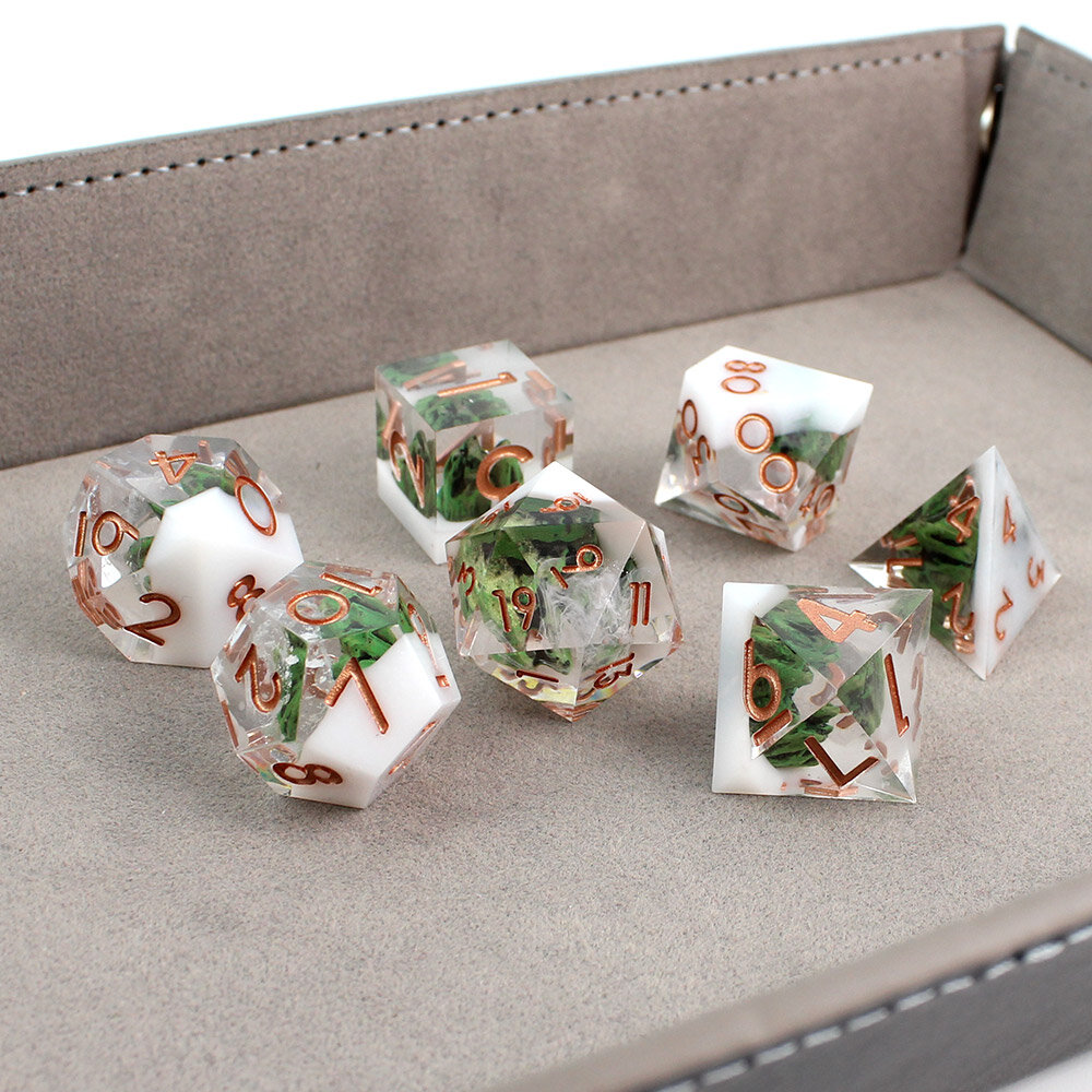Zestaw 7 kości RPG z żywicy z ostrymi krawędziami z zielonym mchem i białą mgłą w środku | Kości Żywiczne Misty Highlands Lume Design
