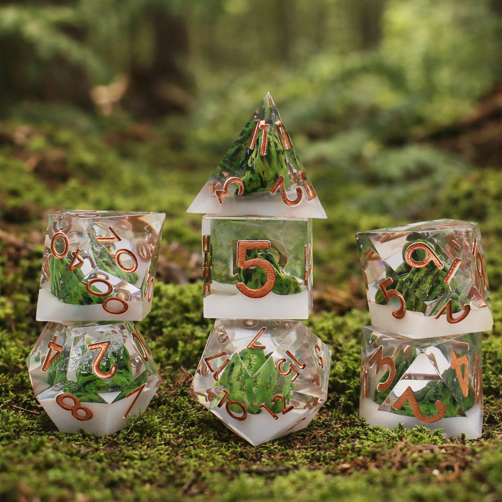 Zestaw 7 kości RPG z żywicy z ostrymi krawędziami z zielonym mchem i białą mgłą w środku | Kości Żywiczne Misty Highlands Lume Design