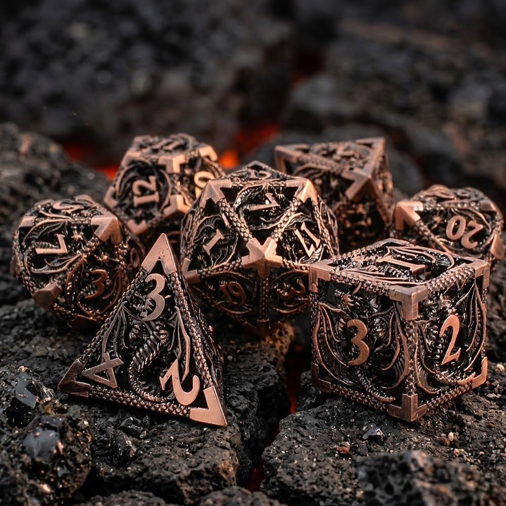 Metalowe ażurowe kości RPG z motywem smoków w kolorze oksydowanej miedzi | Kości Metalowe Dragon's Breath Hollow Lume Design