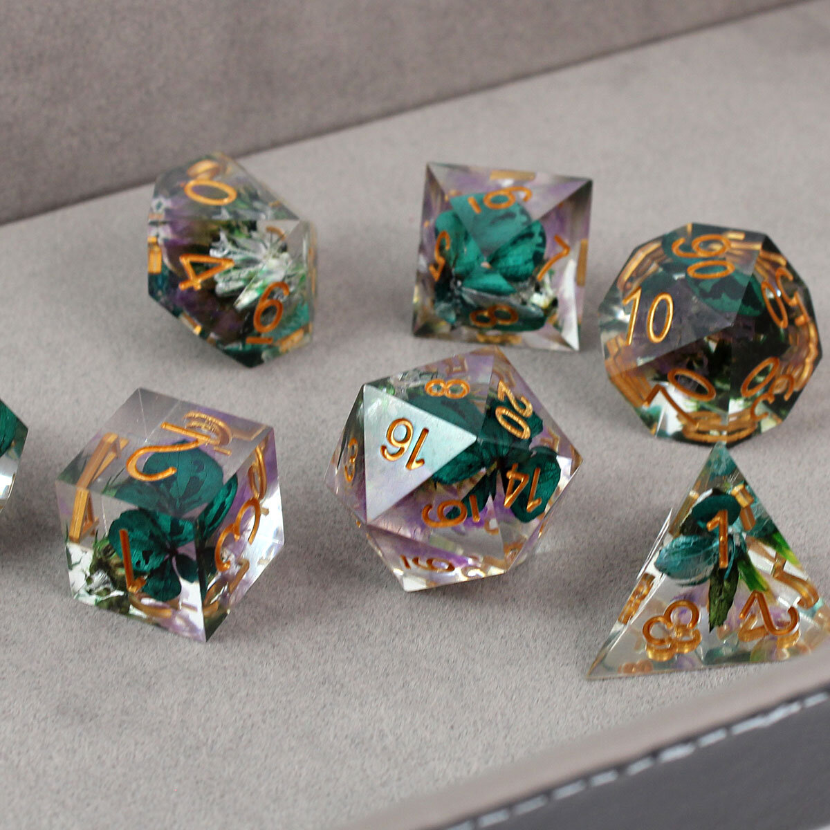 Zestaw kości RPG Witch's Herbarium z przezroczystej żywicy z suszonymi kwiatami