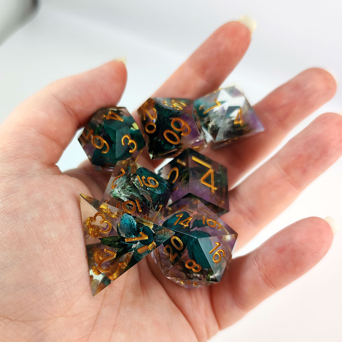 Zestaw kości RPG Witch's Herbarium z przezroczystej żywicy z suszonymi kwiatami