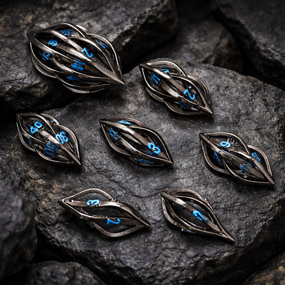 Unikatowe ażurowe kości RPG w kolorze czarnym z niebieskimi cyframi o nowoczesnym kształcie | Kości Metalowe Neon Weave Lume Design