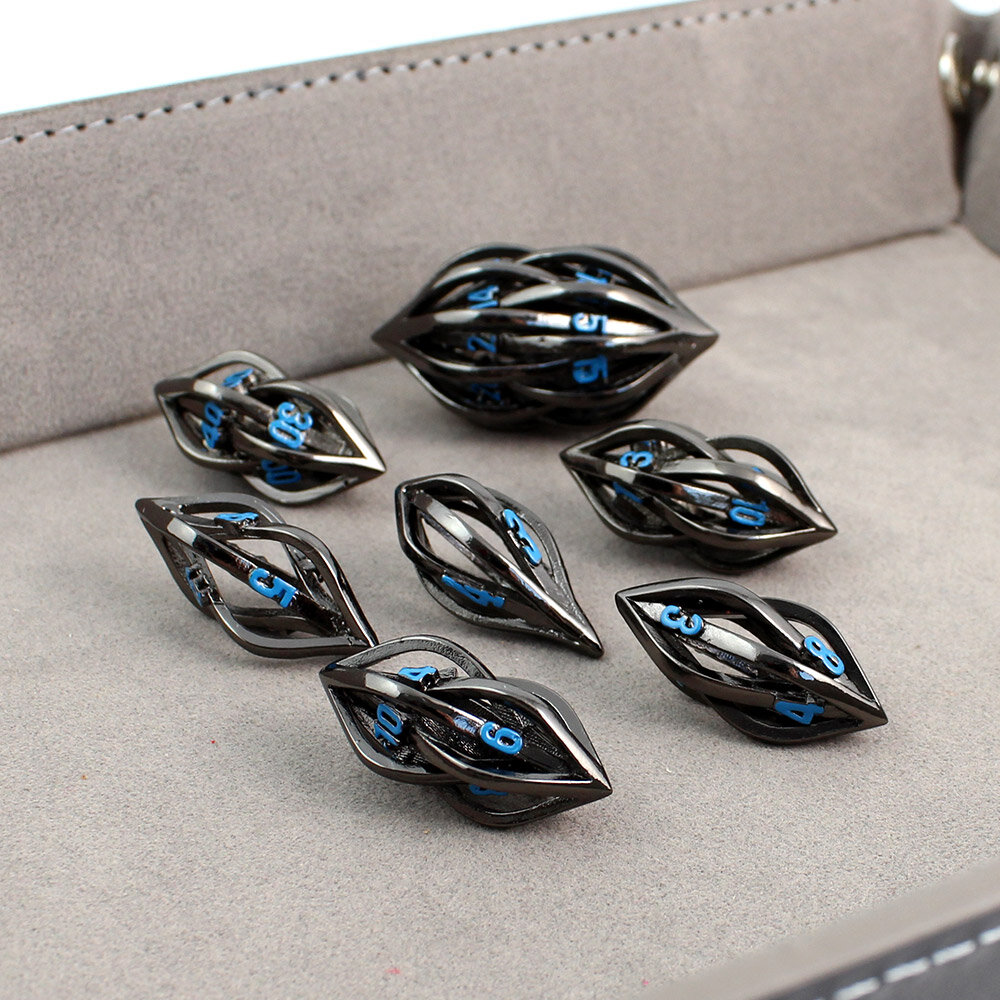 Unikatowe ażurowe kości RPG w kolorze czarnym z niebieskimi cyframi o nowoczesnym kształcie | Kości Metalowe Neon Weave Lume Design