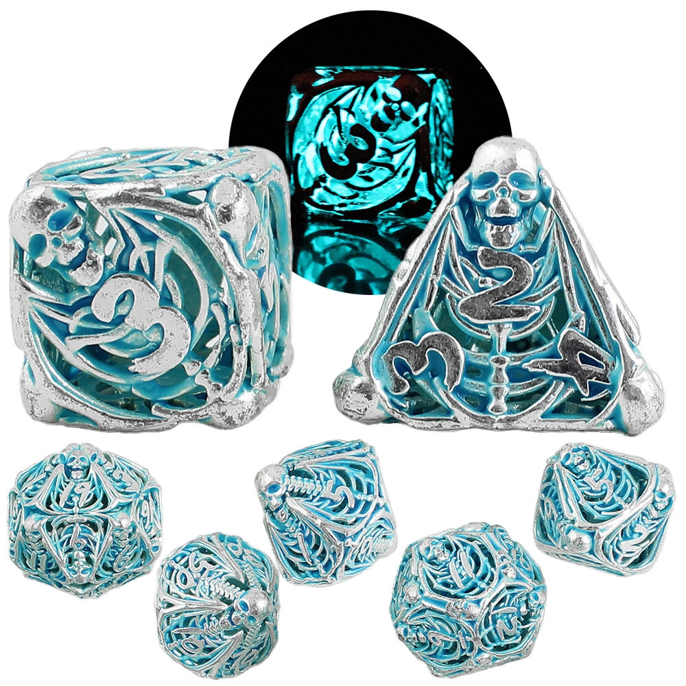 Metalowe ażurowe kości RPG ze szkieletami świecące na błękitno w ciemności | Kości RPG Frostbound Souls Lume Design