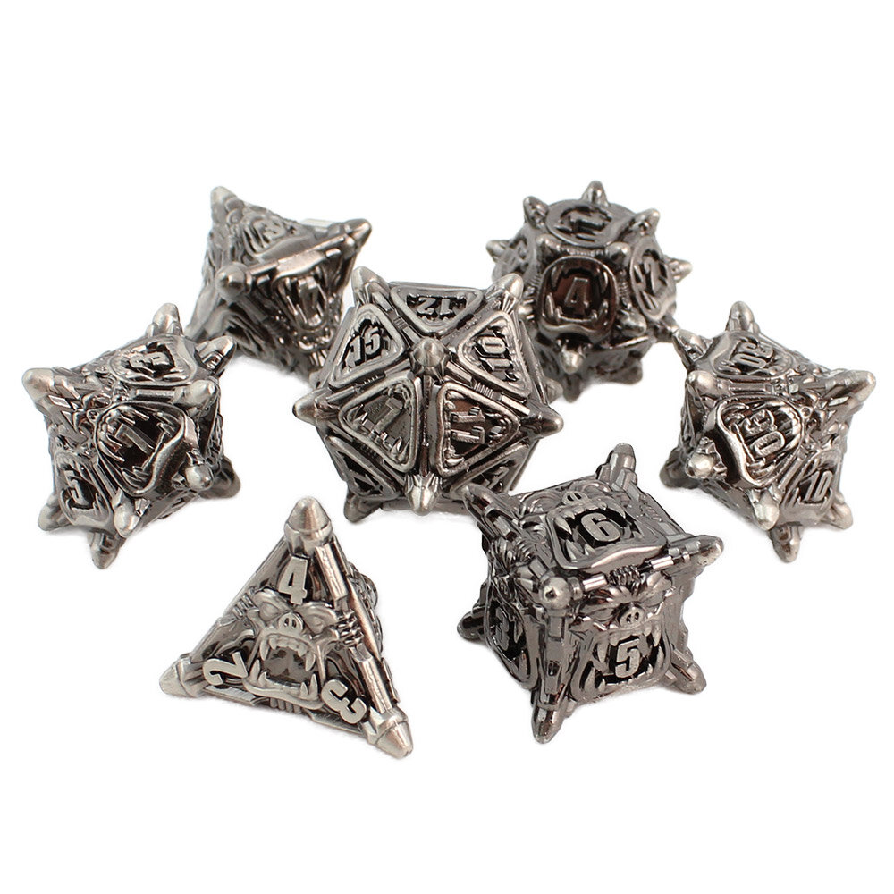 Metalowe kości RPG w kolorze ciemnego srebra (gunmetal) z rzeźbionymi twarzami orków | Kości Metalowe Orc Ironhide Lume Design