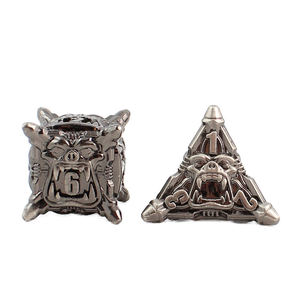 Metalowe kości RPG w kolorze ciemnego srebra (gunmetal) z rzeźbionymi twarzami orków | Kości Metalowe Orc Ironhide Lume Design