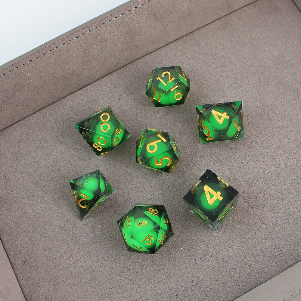 Zestaw 7 kości RPG z żywicy z płynnym zielonym wnętrzem i ostrymi krawędziami | Kości Liquid Core Toxic Surge Lume Design
