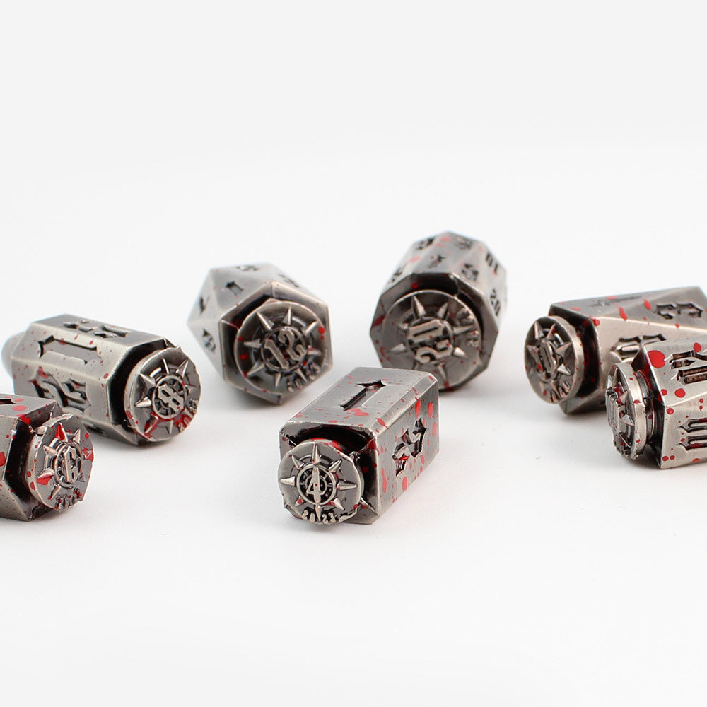 Zestaw 7 metalowych kości RPG o kształcie pocisków z krwawymi śladami w kolorze ciemnego srebra | Kości Metalowe Naboje Bloodied Bullets Lume Design