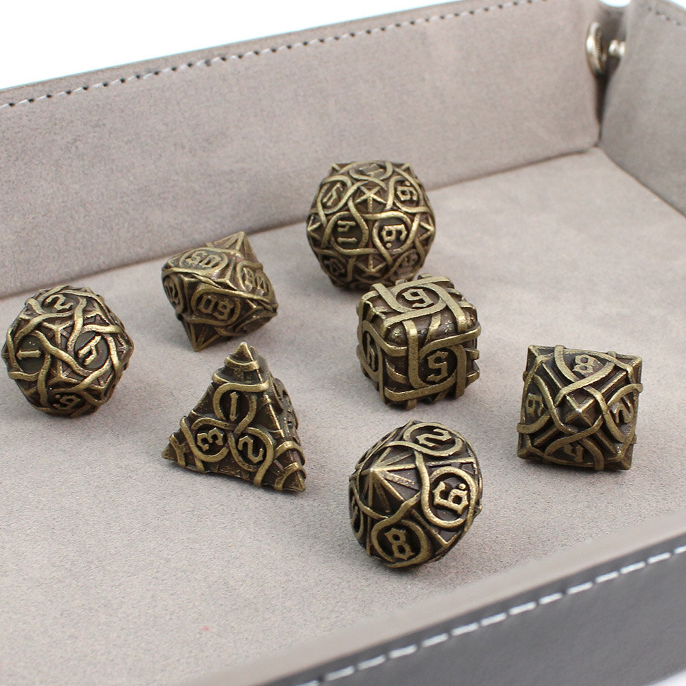 Metalowe kości RPG z rzeźbionymi wzorami celtyckich węzłów w kolorze antycznego brązu | Kości Metalowe Celtic Ancient Knots Lume Design
