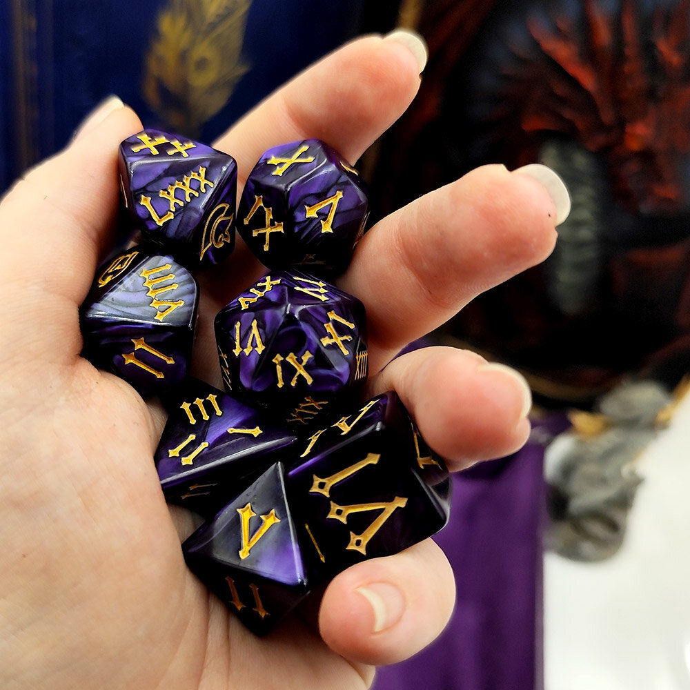 Kości fioletowe z rzymskimi cyframi komplet Zestaw kości RPG Roman Empire z cyframi rzymskimi fioletowe