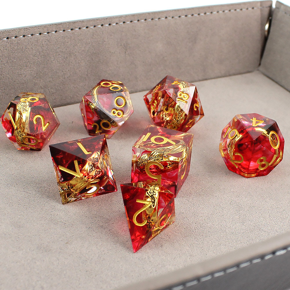 Zestaw 7 kości RPG z żywicy dymno-czerwonej z zatopionym złotym pierścieniem z elfią inskrypcją | Kości Żywiczne Elven Ring of Power Lume Design