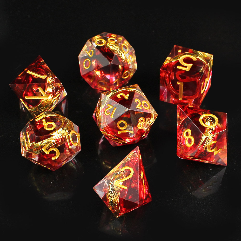 Zestaw 7 kości RPG z żywicy dymno-czerwonej z zatopionym złotym pierścieniem z elfią inskrypcją | Kości Żywiczne Elven Ring of Power Lume Design