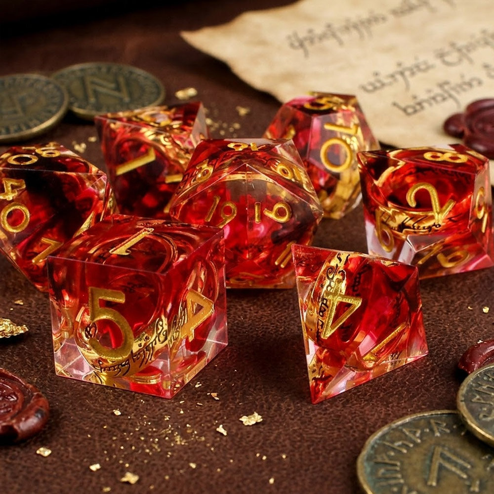 Zestaw 7 kości RPG z żywicy dymno-czerwonej z zatopionym złotym pierścieniem z elfią inskrypcją | Kości Żywiczne Elven Ring of Power Lume Design