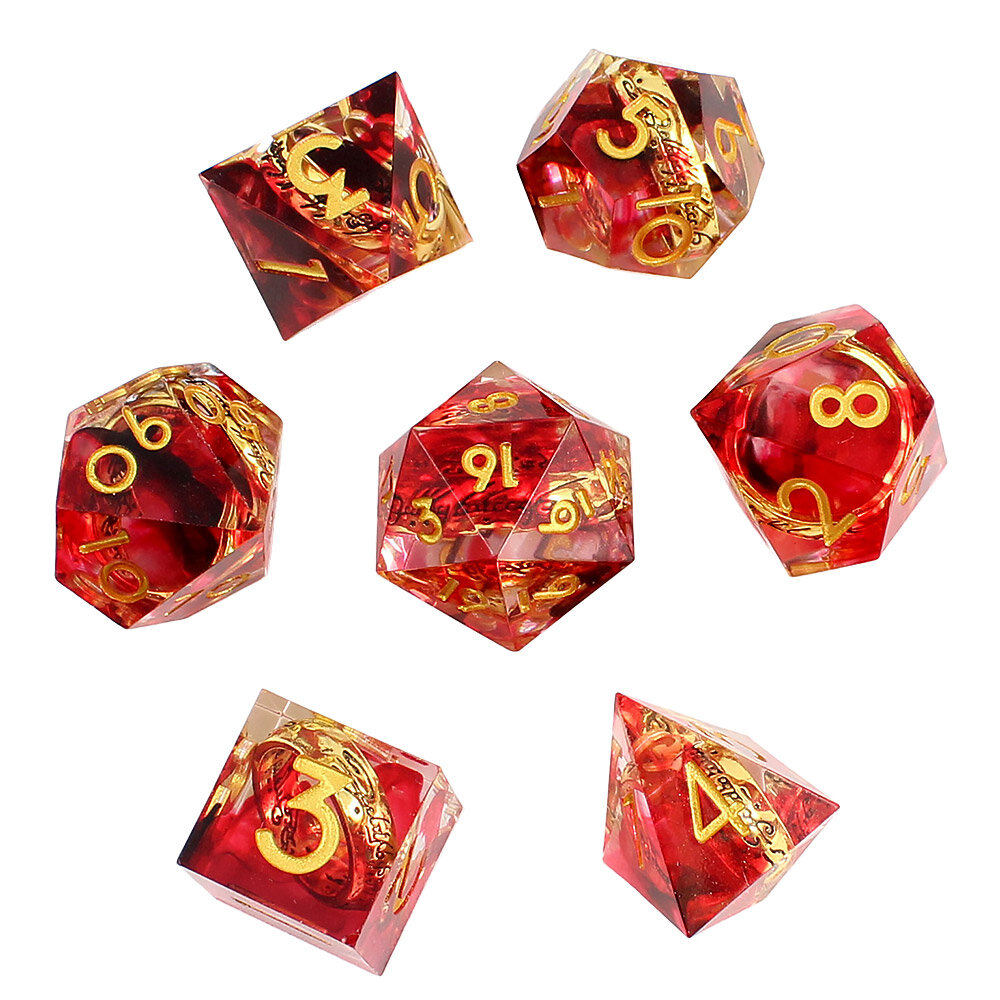 Zestaw 7 kości RPG z żywicy dymno-czerwonej z zatopionym złotym pierścieniem z elfią inskrypcją | Kości Żywiczne Elven Ring of Power Lume Design