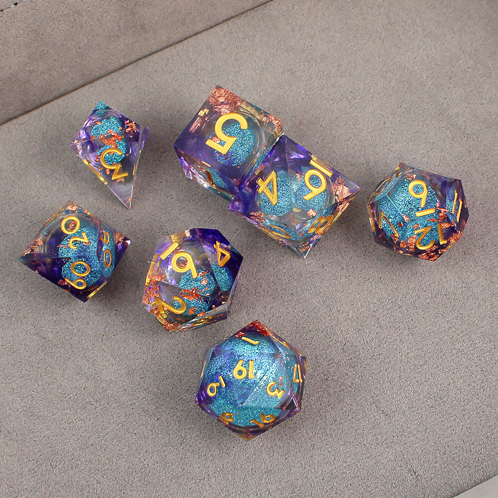 Zestaw 7 kości RPG z żywicy z ostrymi krawędziami imitujący kosmos z błękitnym płynnym wnętrzem i fioletowymi smugami | Kości Liquid Core Astral Nebula Lume Design