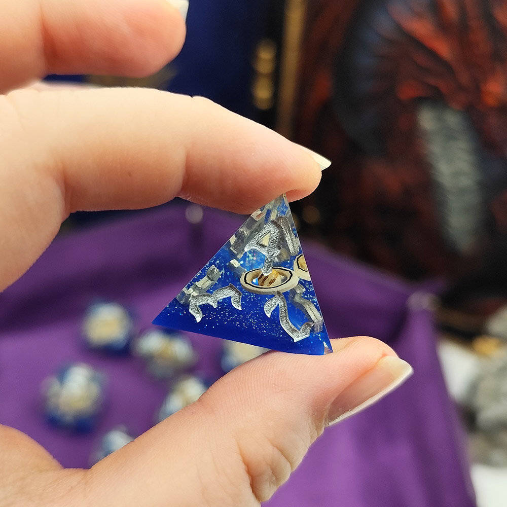 Kości żywiczne ostre krawędzie motyw kosmosu Zestaw kości RPG Sharp Edge Cosmic Orbit z planetami w środku