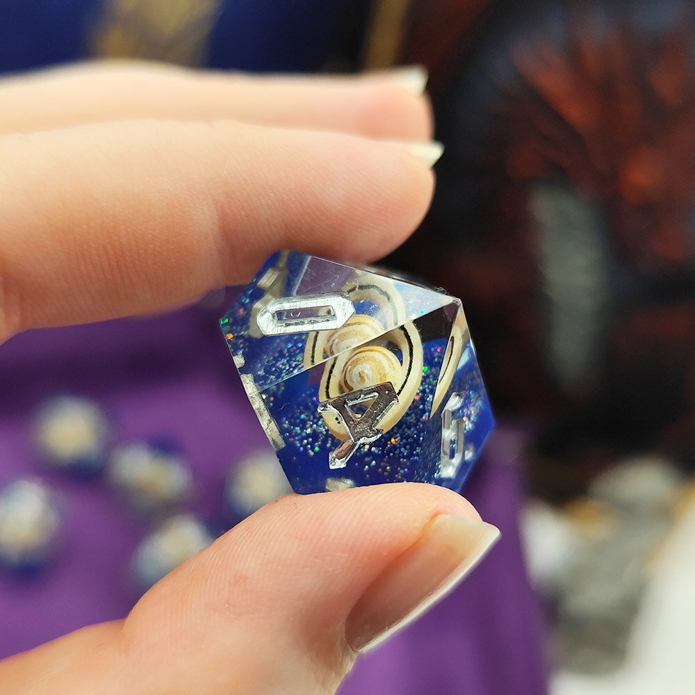 Kości żywiczne ostre krawędzie motyw kosmosu Zestaw kości RPG Sharp Edge Cosmic Orbit z planetami w środku