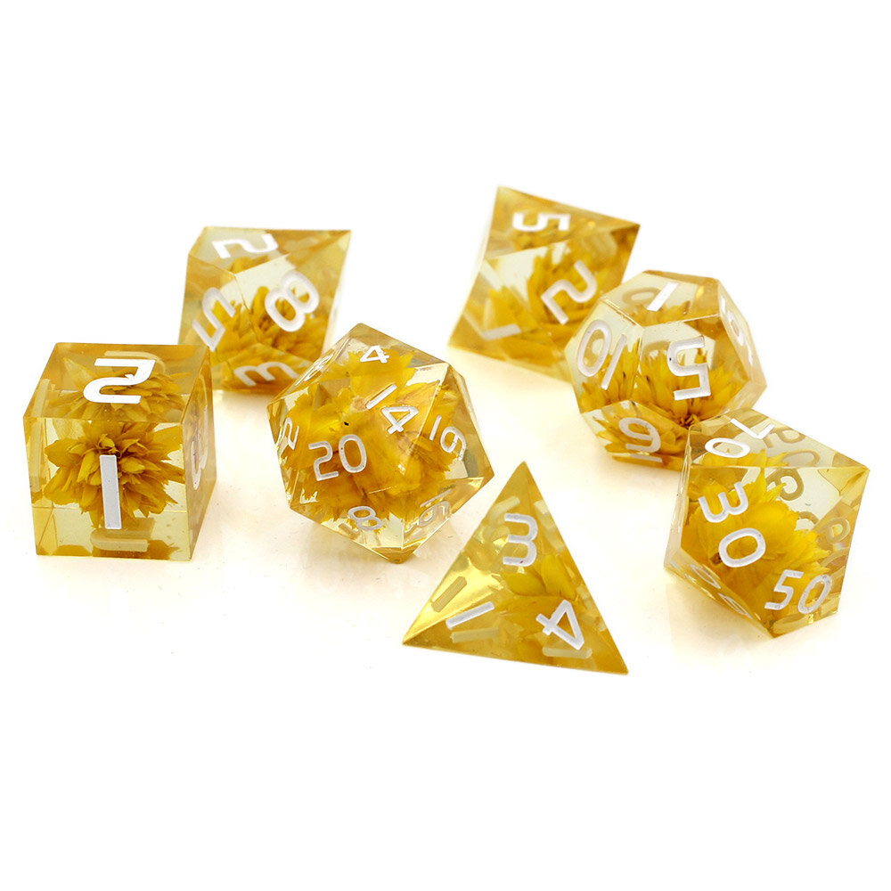 Kości żywiczne ostre krawędzie z kwiatami w środku Zestaw kości RPG Sharp Edge Witchy Flowers z suszonymi żółtymi kwiatami