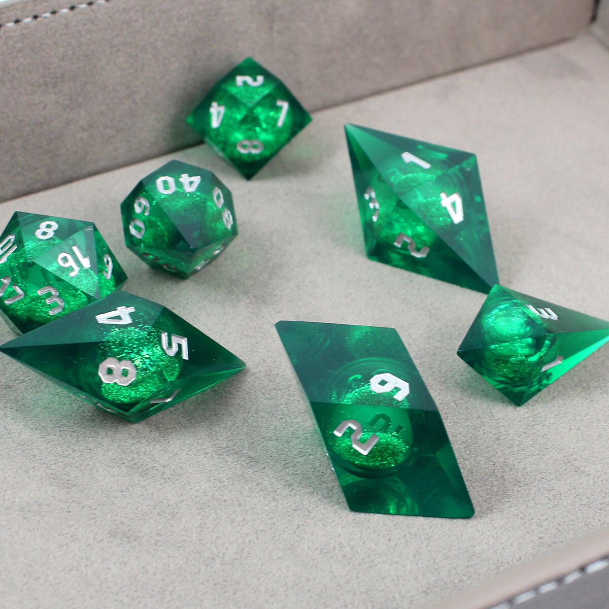 Zestaw niebieskich kości RPG Gem of True Sight o nietypowych kryształowych kształtach Liquid Core