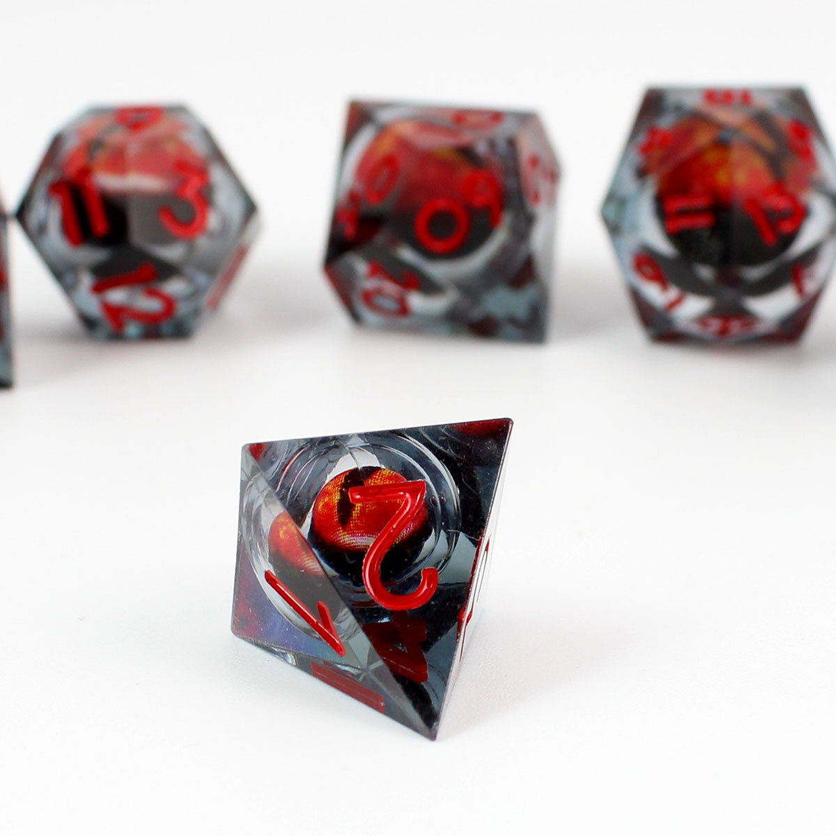 Zestaw kości RPG Red Wyrm's Eye Liquid Core z ruchomym czerwonym okiem smoka
