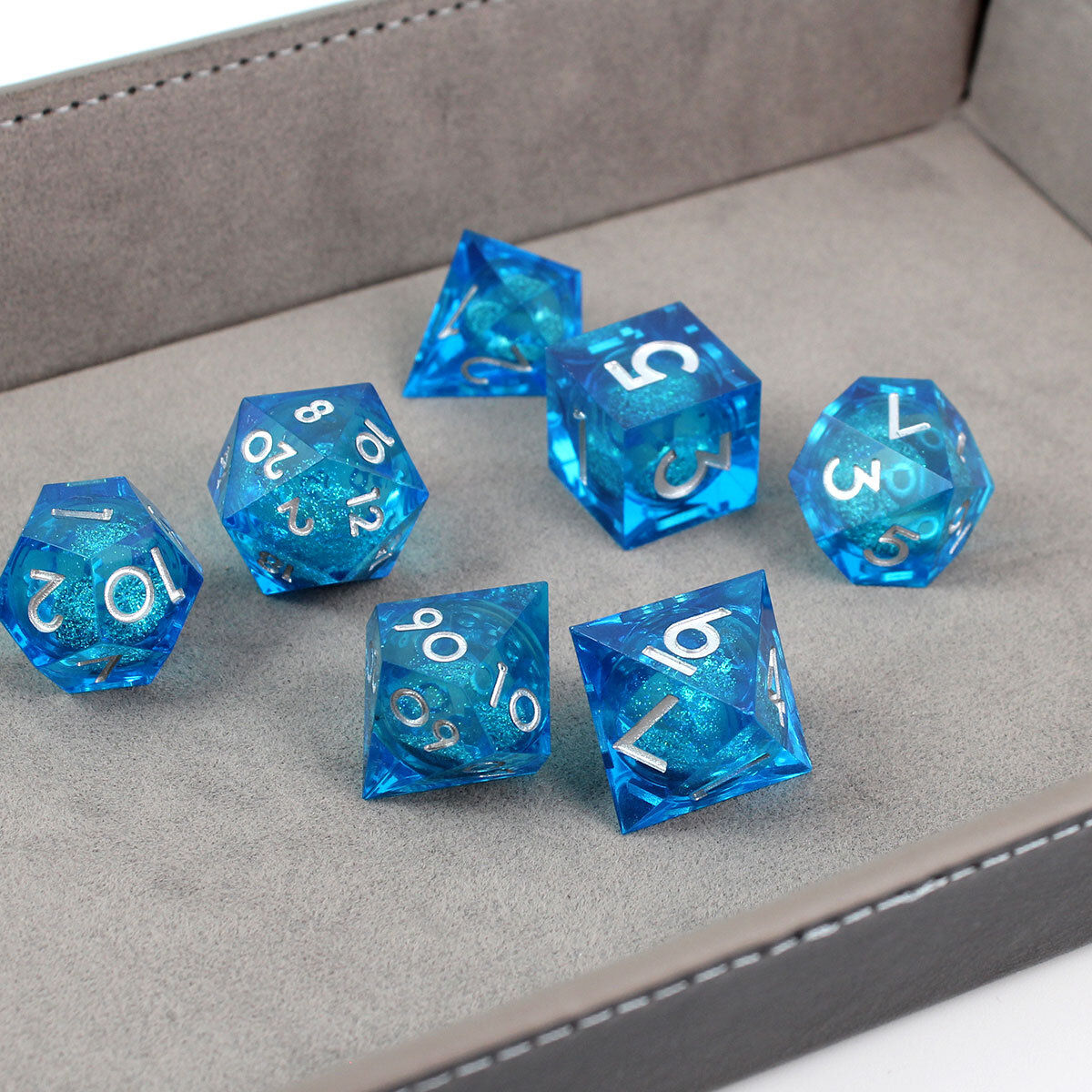 Zestaw niebieskich kości RPG Mana Potion Liquid Core z wirującym pyłkiem