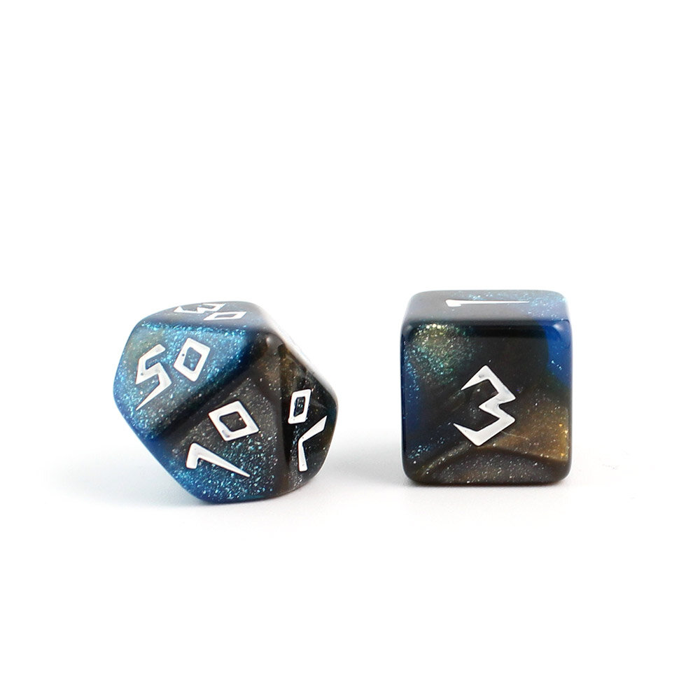 Zestaw 7 akrylowych kości RPG w kolorze granatowo-brązowym z brokatem i unikatową białą czcionką | Akrylowe Kości Bronze Nebula Lume Design