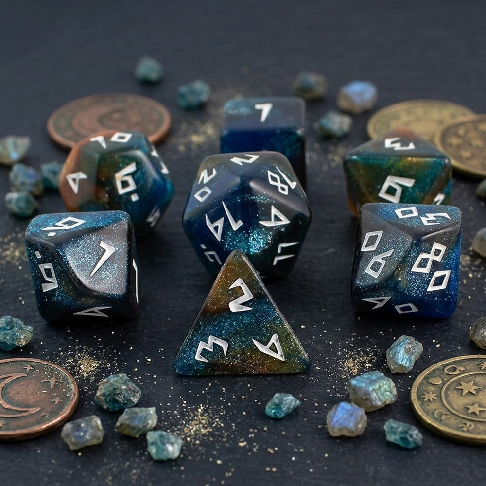 Zestaw 7 akrylowych kości RPG w kolorze granatowo-brązowym z brokatem i unikatową białą czcionką | Akrylowe Kości Bronze Nebula Lume Design