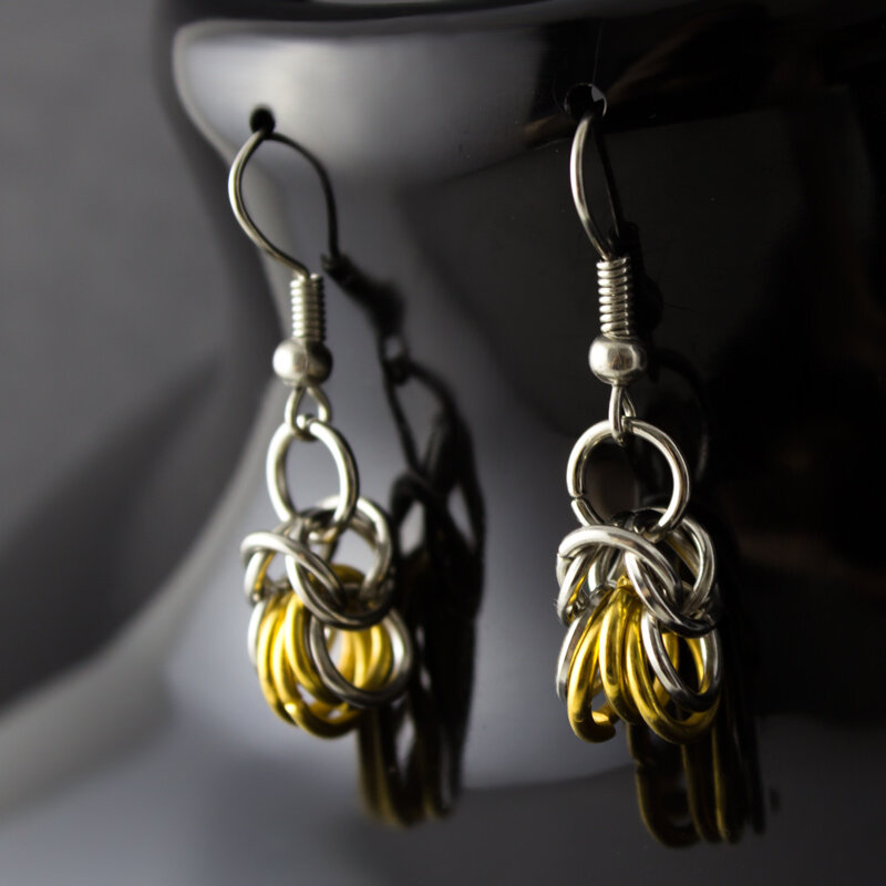 Krótkie Kolczyki Chainmaille Srebrne Złote wiszące kolczyki chainmaille,minimalistyczna biżuteria,ręcznie robione kolczyki,delikatne kolczyki,chain maill,proste kolczyki,kolczyki kółka,ciemne srebrne kolczyki,długie kolczyki,prezent dla niej,na święta,urodziny,upominek,krótkie kolczyki,proste kolczyki,delikatne kolczyki,złote,srebrne