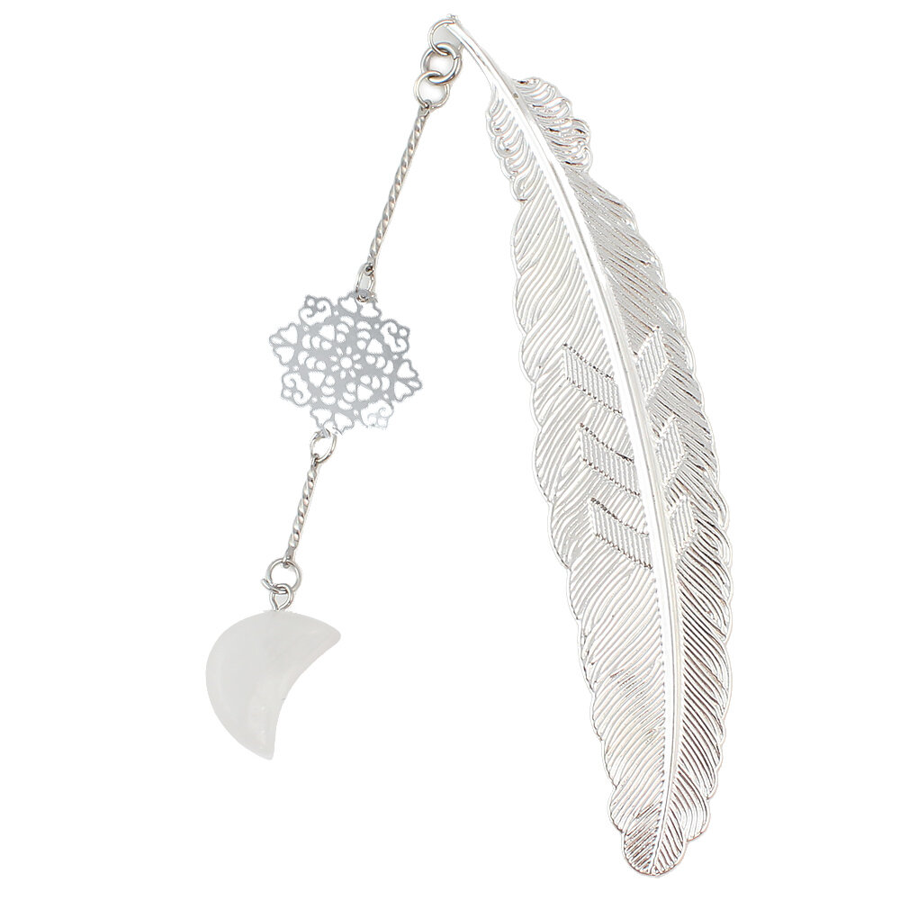 Cienka srebrna zakładka do książki pióro z zawieszką z kryształu górskiego w kształcie księżyca i ażurową rozetką w ozdobnym pudełku.