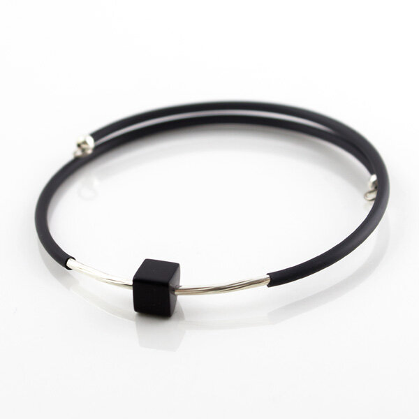 Minimalistyczna Bransoletka Kostka Minimalistyczna bransoletka z kauczuku jubilerskiego. Sklep Lume Design z biżuterią autorską handmade. Bransoletki z kamieni naturalnych, kolczyki z tkanin, naszyjniki i wisiorki z kwiatami w żywicy i nasionami dmuchawca. Zakładki do książek.