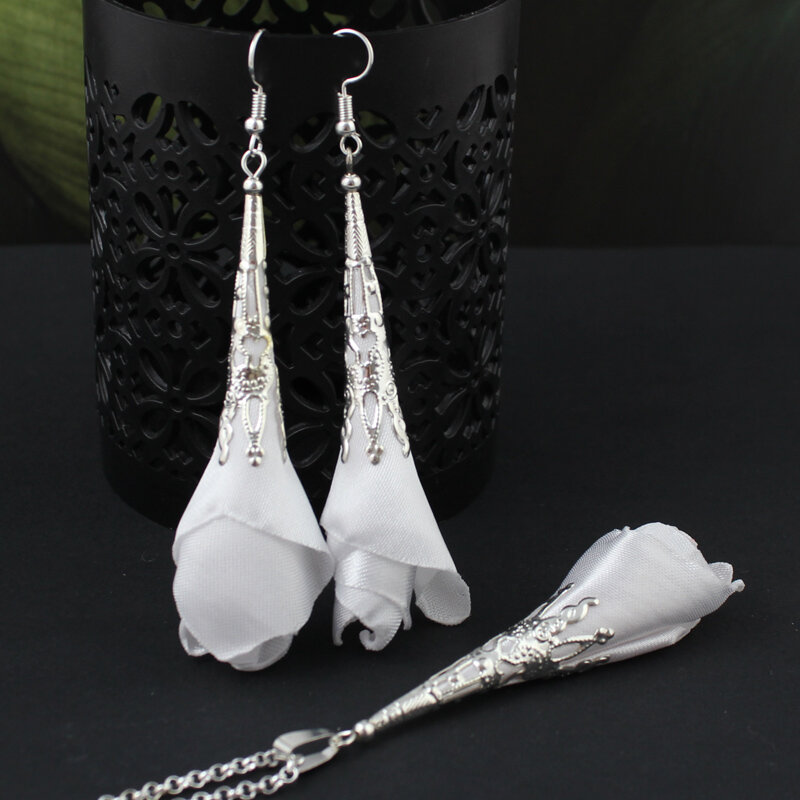 Wisiorek Silk Ażurowy Długi Biały Wisiorek Silk Ażurowy Długi Biały