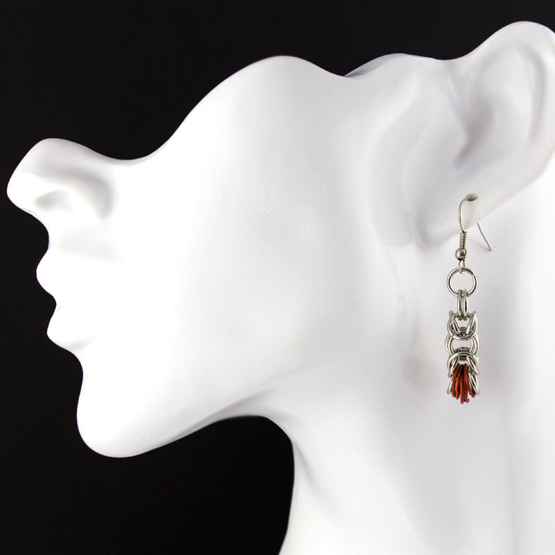 Wiszące Kolczyki Chainmaille Srebrne Czerwone wiszące kolczyki chainmaille,minimalistyczna biżuteria,ręcznie robione kolczyki,delikatne kolczyki,chain maill,proste kolczyki,kolczyki kółka,ciemne srebrne kolczyki,długie kolczyki,prezent dla niej,na święta,urodziny,upominek,czerwone