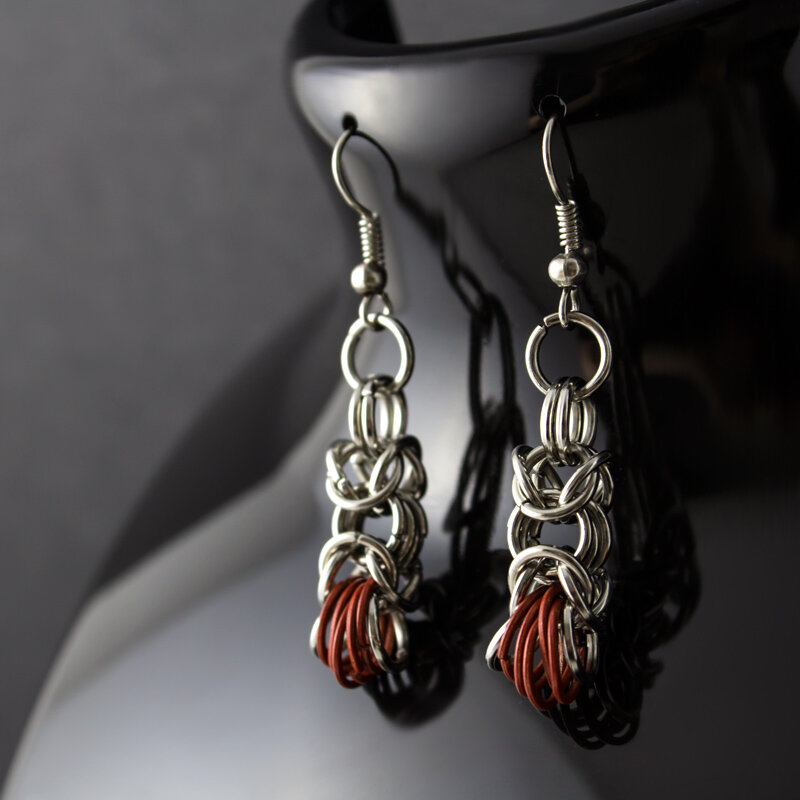 Wiszące Kolczyki Chainmaille Srebrne Czerwone wiszące kolczyki chainmaille,minimalistyczna biżuteria,ręcznie robione kolczyki,delikatne kolczyki,chain maill,proste kolczyki,kolczyki kółka,ciemne srebrne kolczyki,długie kolczyki,prezent dla niej,na święta,urodziny,upominek,czerwone