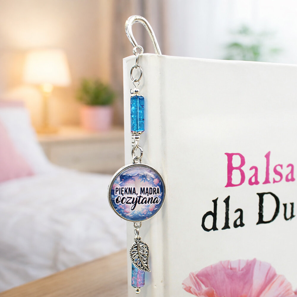 Zakładka do książki z afirmacją na prezent Srebrna zakładka do książki piórko z afirmacją Piękna Mądra Oczytana i niebieskimi koralikami