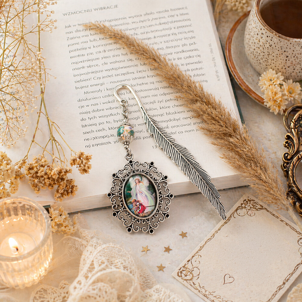 Chrześcijańska zakładka do książki z grafiką Anioła Stróża pod szkiełkiem, antyczne srebro, prezent na komunię świętą w pudełku.