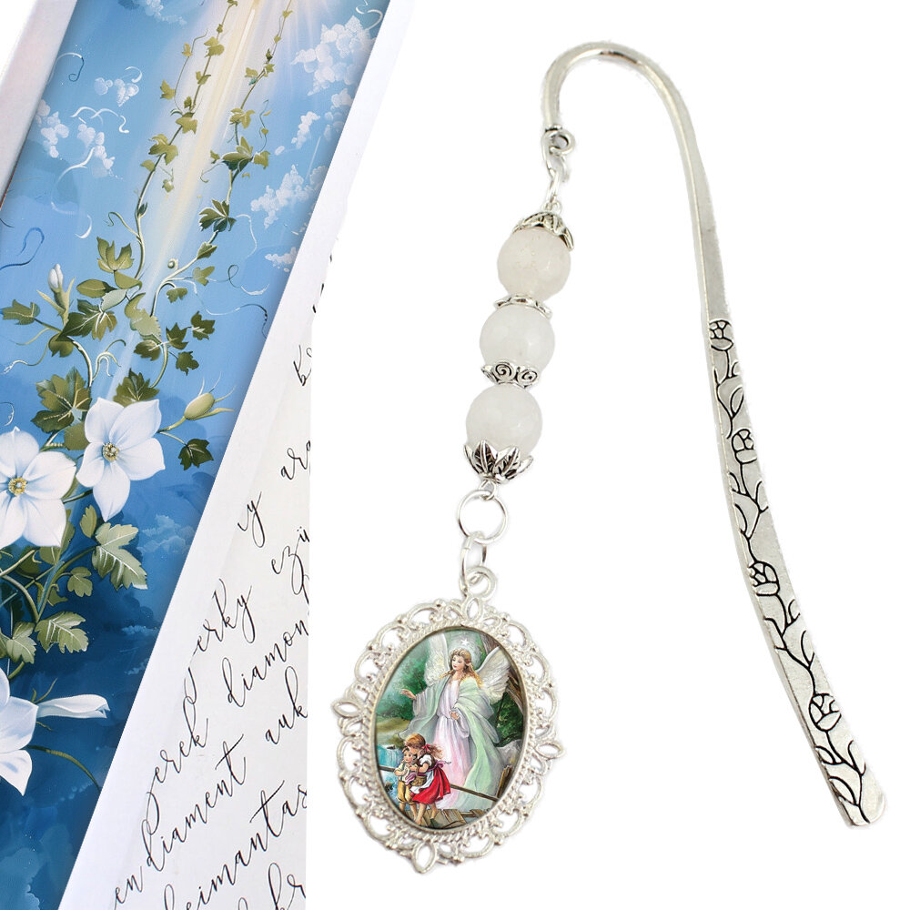 Srebrna zakładka do książki zdobiona motywem roślinnym, z zawieszką z kamieni białego jadeitu i wizerunkiem Anioła Stróża z dziećmi pod szklanym kaboszonem