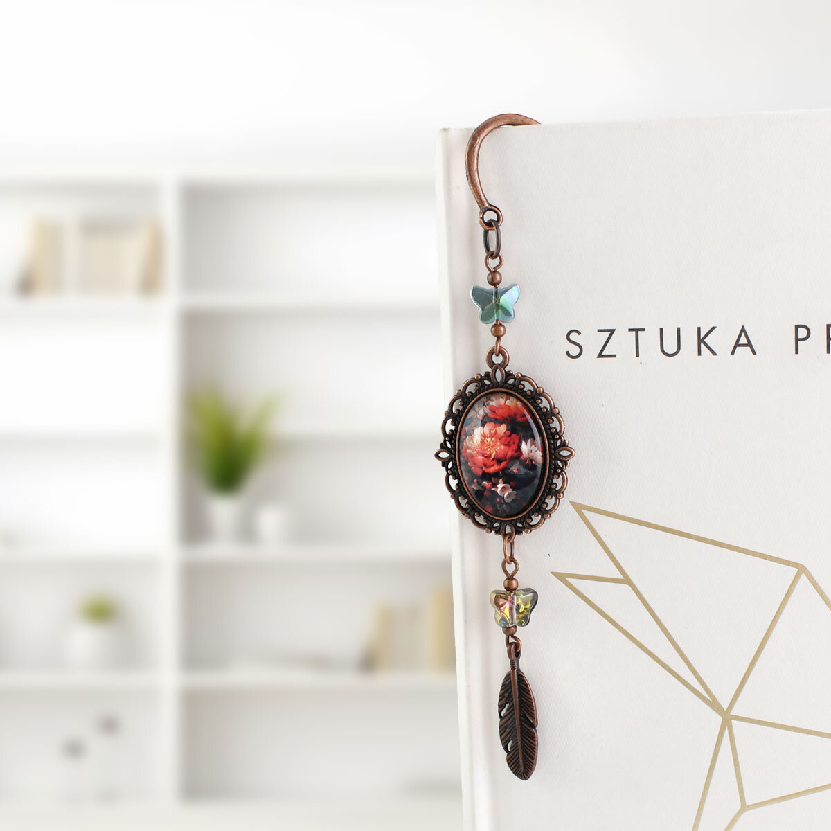 Zakładka do książki z czerwonymi kwiatami i szklanymi motylkami w stylu boho Zakładka do książki z czerwonymi kwiatami i szklanymi motylkami w stylu boho