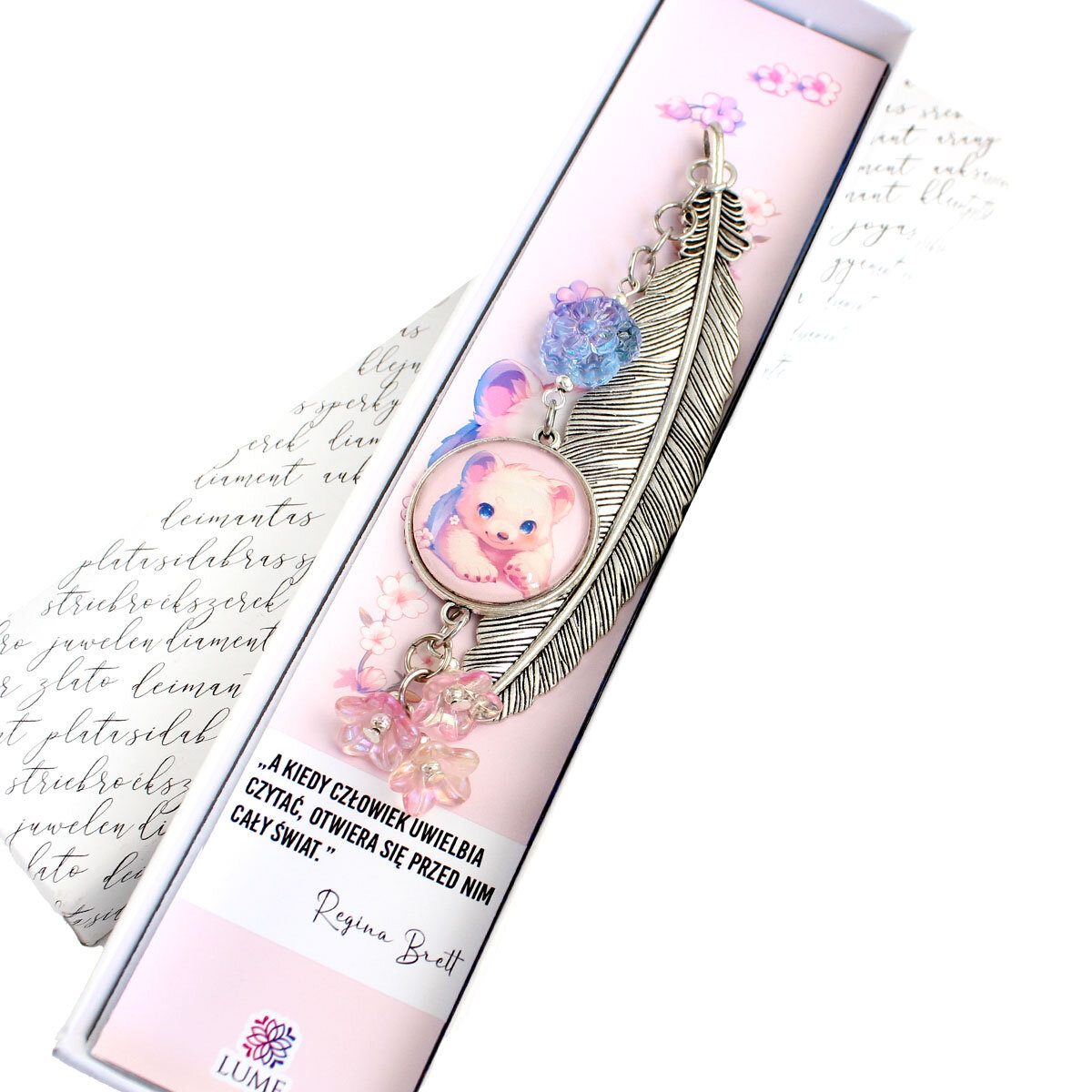 Zakładka do książki z misiem - piórko i róż - idealny prezent - handmade - Lume Design - możliwość personalizacji i zamówień indywidualnych Zakładka do książki w ozdobnym pudełku z dedykacją i różowymi kwiatami – prezent na każdą okazję – możliwość personalizacji wkładki i zamówienia indywidualnego