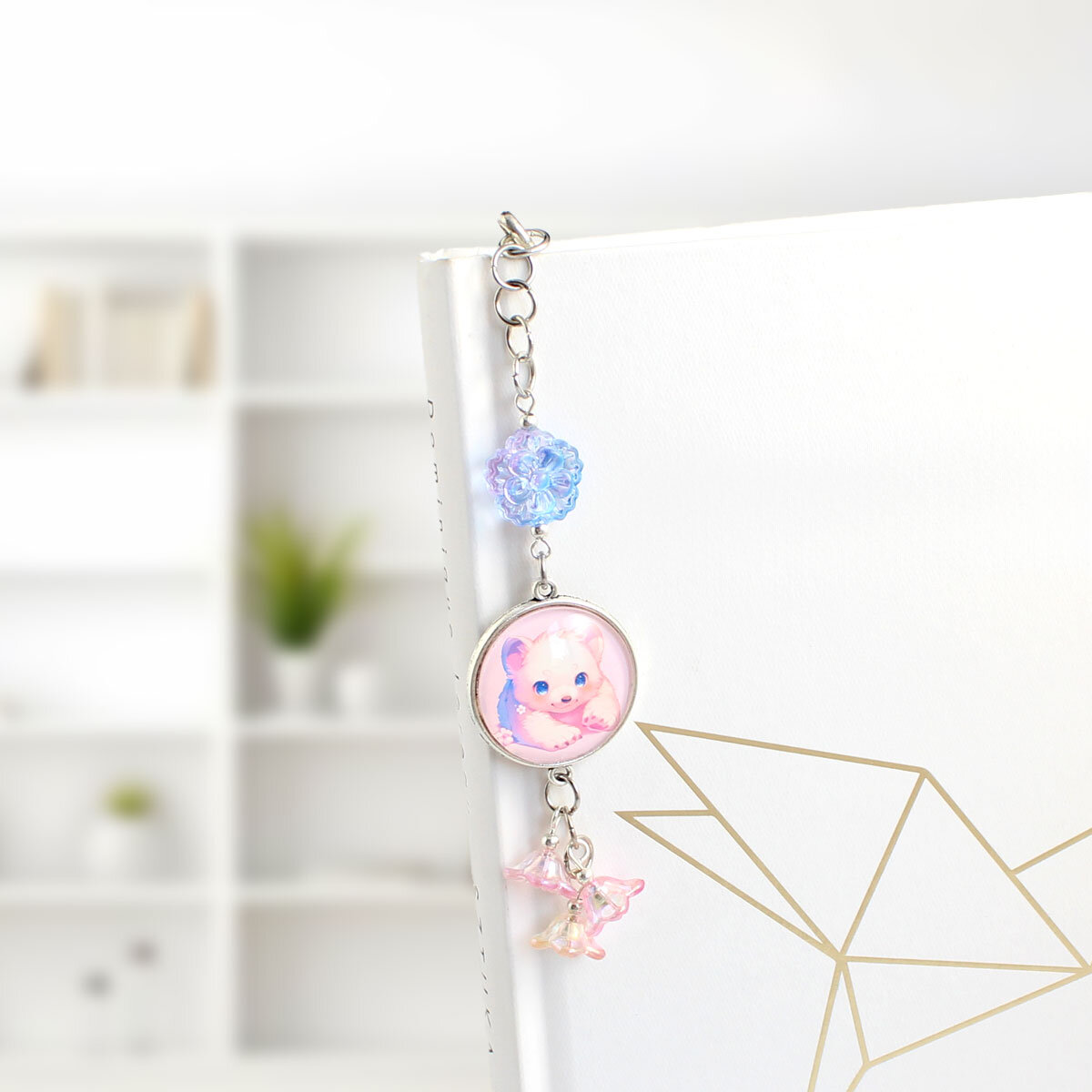 Zakładka do książki z misiem - piórko i róż - idealny prezent - handmade - Lume Design - możliwość personalizacji i zamówień indywidualnych Zakładka do książki z grafiką misia, ozdobiona różowymi koralikami i zawieszką w kształcie piórka – prezent handmade od Lume Design – możliwość zamówienia zakładki z własnym zdjęciem lub grafiką