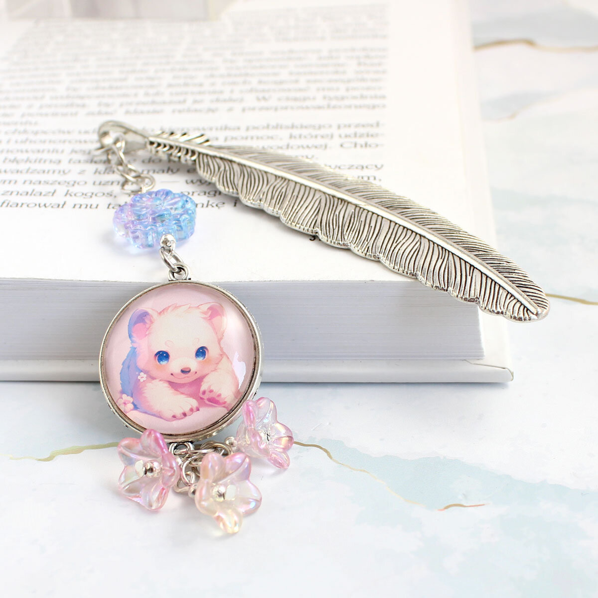 Zakładka do książki z misiem - piórko i róż - idealny prezent - handmade - Lume Design - możliwość personalizacji i zamówień indywidualnych Zakładka do książki z grafiką misia, ozdobiona różowymi koralikami i zawieszką w kształcie piórka – prezent handmade od Lume Design – możliwość zamówienia zakładki z własnym zdjęciem lub grafiką