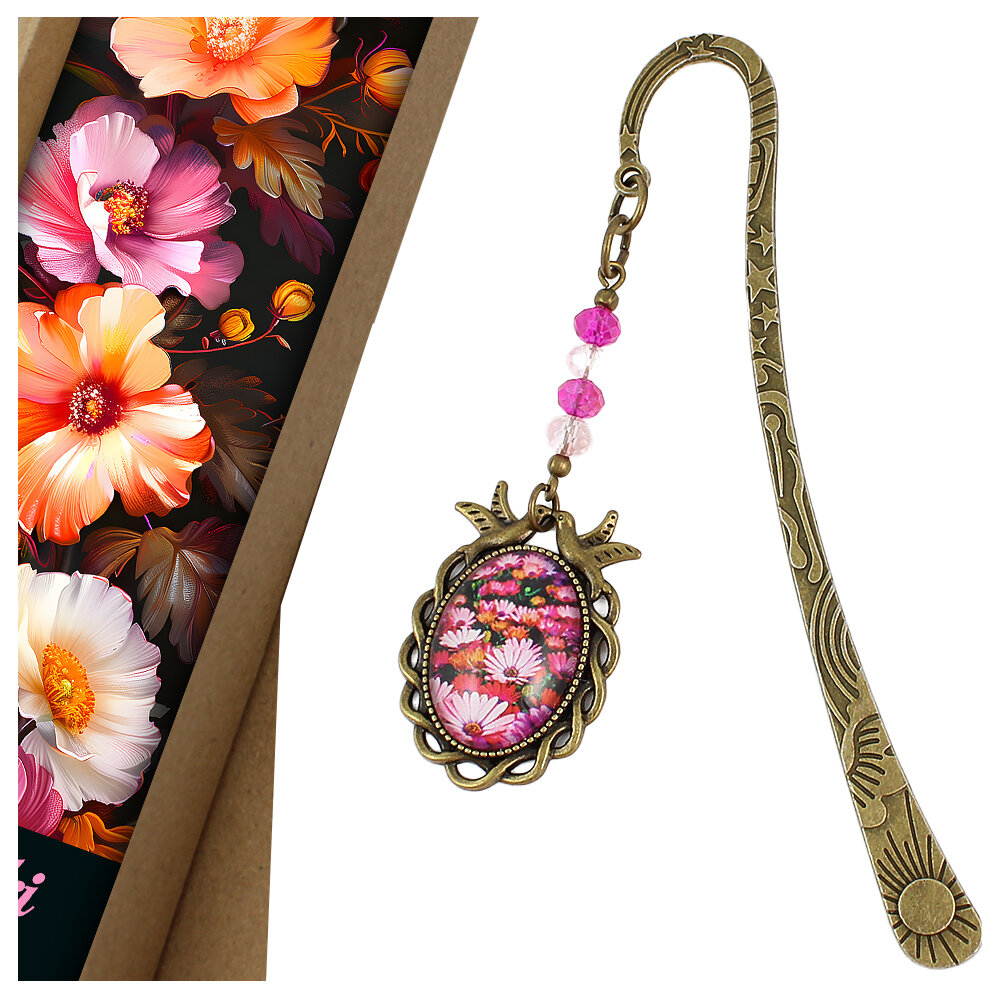 Zakładka do książki z antycznego brązu z różowymi kryształkami i owalnym szklanym kaboszonem z grafiką ptaszków i kwiatów na łące.