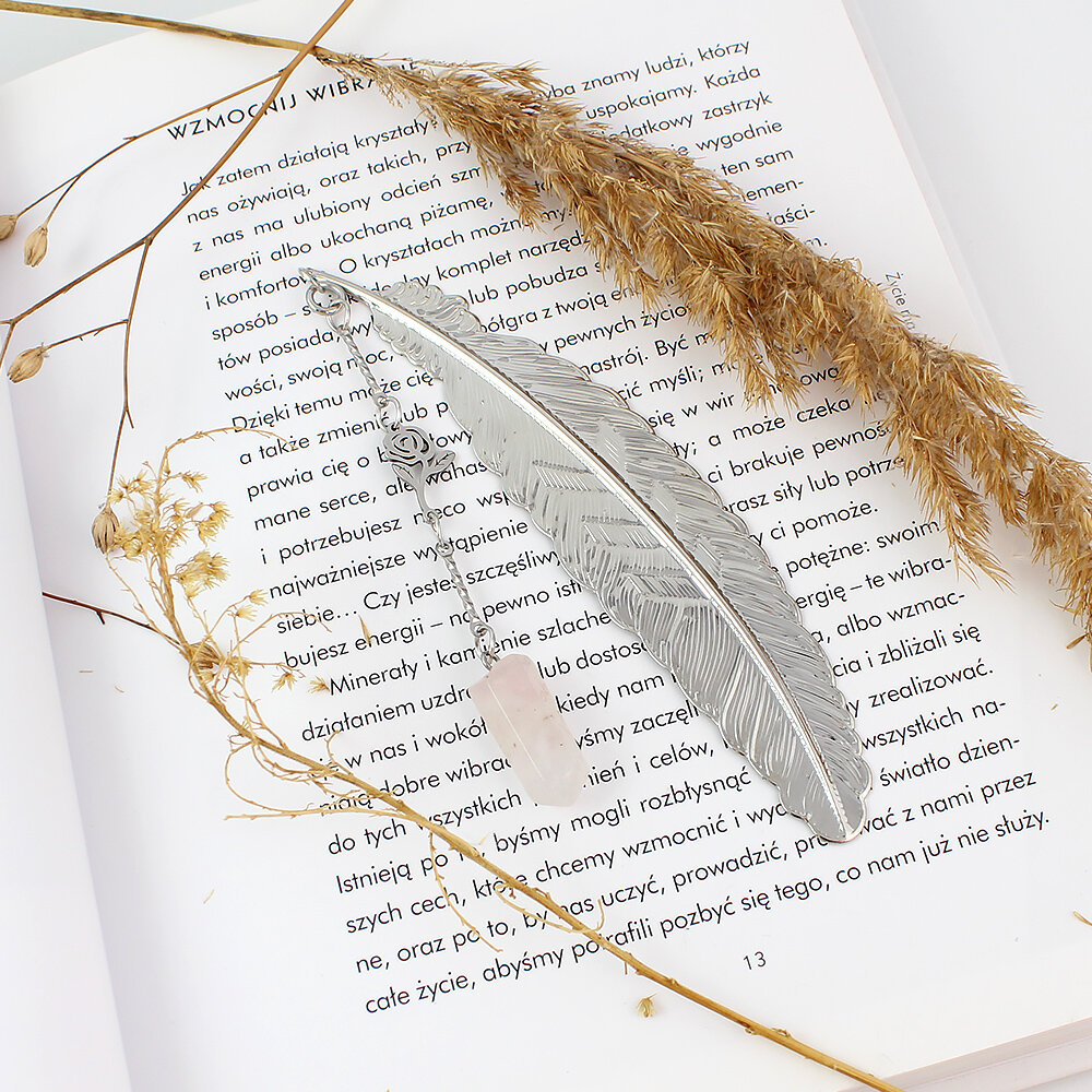 Cienka srebrna zakładka do książki piórko z zawieszką z kwarcu różowego i stalową różą, w ozdobnym pudełku prezentowym. Cienka srebrna zakładka do książki piórko z zawieszką z kwarcu różowego i stalową różą, w ozdobnym pudełku prezentowym.