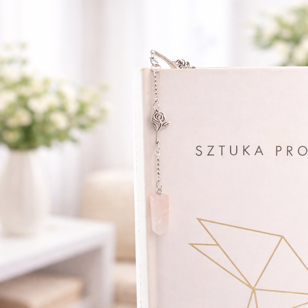 Cienka srebrna zakładka do książki piórko z zawieszką z kwarcu różowego i stalową różą, w ozdobnym pudełku prezentowym. Cienka srebrna zakładka do książki piórko z zawieszką z kwarcu różowego i stalową różą, w ozdobnym pudełku prezentowym.