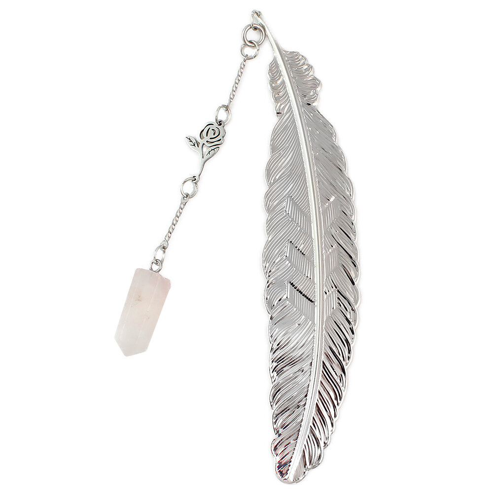 Cienka srebrna zakładka do książki piórko z zawieszką z kwarcu różowego i stalową różą, w ozdobnym pudełku prezentowym. Cienka srebrna zakładka do książki piórko z zawieszką z kwarcu różowego i stalową różą, w ozdobnym pudełku prezentowym.