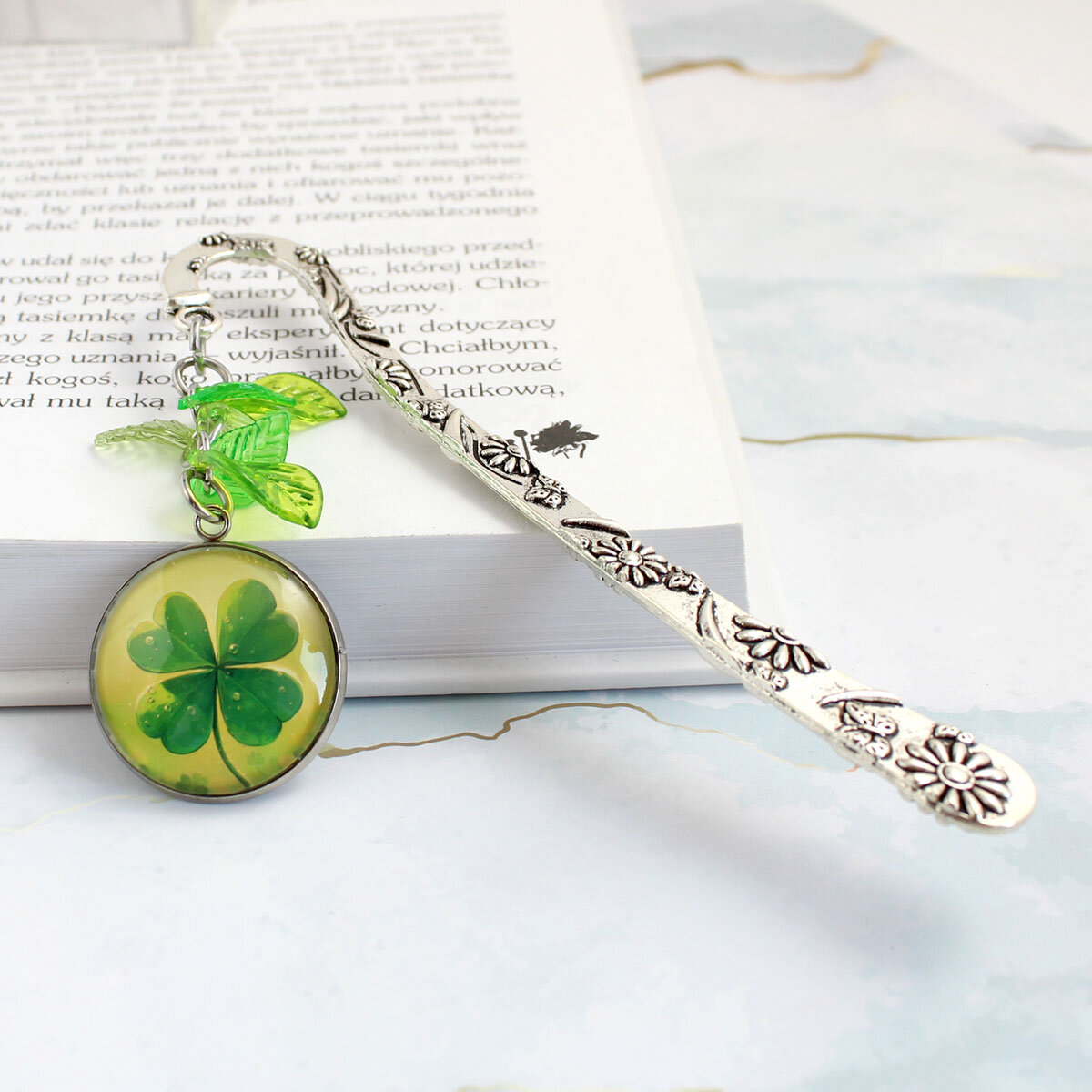 Zakładka do książki czterolistna koniczynka – talizman na szczęście – prezent amulet Zakładka do książki z czterolistną koniczynką na szczęście i akrylowymi listkami