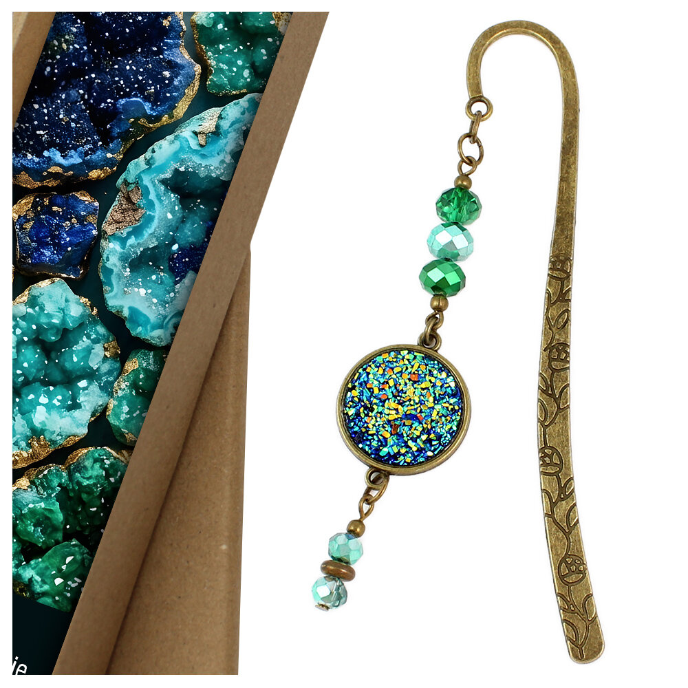 Zakładka do książki mieniąca druza z żywicy kryształki Zakładka do książki z antycznego brązu z motywem roślinnym, zielonymi kryształkami i mieniącą się, błyszczącą druzą z żywicy