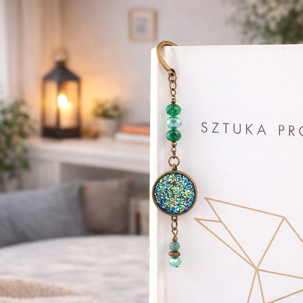 Zakładka do książki mieniąca druza z żywicy kryształki Zakładka do książki z antycznego brązu z motywem roślinnym, zielonymi kryształkami i mieniącą się, błyszczącą druzą z żywicy