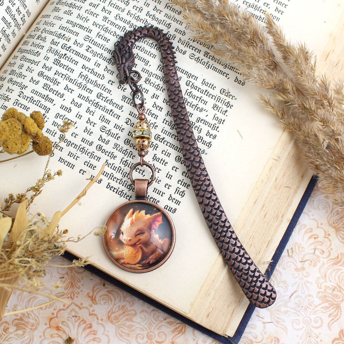 Zakładka do książki ze smokiem i złotą monetą fantasy magiczna Zakładka do książki ze smokiem i złotą monetą fantasy magiczna